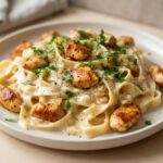Romige tagliatelle met kruidige kip